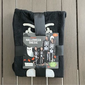 NWT HALLOWEEN SKELETON GLOW CHILDREN’S UNISEX ONESIE COSTUME!!